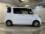 両側パワースライドドア付きだから、狭い駐車スペースなどでの 乗り降りラクラク!小さなお子さまのいるご家庭には嬉しい装備。