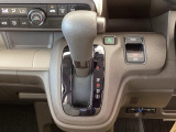 シフトはインパネシフト、パーキングブレーキは電子制御なので運転席と助手席の間はすっきりしています。