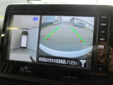自車を真上から見下ろすように映し出すので周囲の状況が分かるアラウンドビューモニター搭載。フロントカメラとしても使用できます。車庫入れなど苦手な人の頼りになる助っ人です。