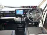 スタイリッシュで機能的な運転席回りです。