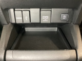 アクセサリーソケットはUSBのアダプターなどをつければ、スマホの充電にも使えます。横にはナビゲーション用の外部入力可能なUSB端子やHDMI端子がついており、周辺には物が置けるボックスがついています。