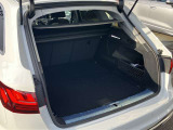開口部が低く設定されているので、荷物の積み下ろしがスムーズに行えます。更に分割可倒式リアシートの採用でシートのバックレストを倒すと、大きく長い荷物も積み込めます。