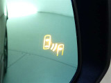 【BSM(ブラインドスポットモニター)】・・・隣の車線を走る車両をレーダーで感知。車両を感知するとドアミラーに搭載されたLEDインジケーターが点灯。