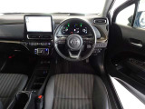 革巻きステアリングで快適な操作性の運転席です。