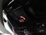 SOSコール/エアバックが展開するような深刻な事故において、自動でSOSコールを発信します。車内で急病人が出るような緊急時は、手動で発信可能です。