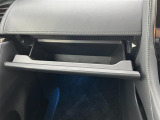 【グローブボックス】大容量のグローブボックスです!!車検証ケース他、日頃使う小物類の収納スペースもたくさんあります!