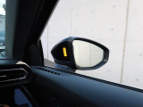 アウディサイドアシスト『後方の死角を並走する車両を検知しドアミラーの内側のLEDが点灯。ドライバーに注意を促し事故を未然に防ぐシステムです。』