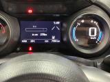 視認性に優れたメーターを採用しており、走行中でも車速や情報が分かりやすく表示されます。運転時の視線移動をむりのない範囲に抑え、快適で安心感のあるドライブをサポートします。