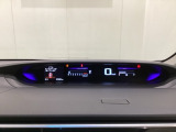 デジタル表示のスピードメーターとタコメーターを大きく配した見やすいメーター部になっています。左側のインフォメーション画面でオドメーターや燃費などの情報を確認できます。