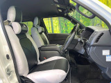 運転席まわりには十分なスペースがあり、大柄な方でもゆったり運転していただける環境です。