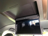 【14型有機ELフリップダウン】三列目からでも迫力のエンタメが観れる大画面フリップダウン。有機ELのモニターでは、一般的なフリップダウンよりも高コントラストでキレイな映像を楽しめます。