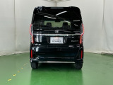後席の窓には外から車内が見えにくくなるプライバシーガラスを採用。周りを気にせずリラックスして過ごせます