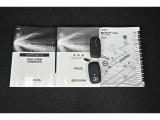 保証書・記録簿・取扱説明書と揃っていいます。キーの電池は新品にお取替えしてから納車させて頂きます。