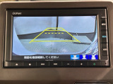 リバースギアに入れるだけで後方の表示へ切り替わります。夜間や雨の日の駐車も楽になりますよ。