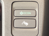 【ECONモード】スイッチをONにすると、空調やアクセル操作に対する加速を穏やかにし、電力消費を抑えて航続距離を延ばします。