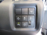 コーナーセンサーを車の前後に装備。障害物までの距離に応じて警告音を変えてお知らせ。縦列駐車時や駐車場・車庫などでの取り回しをサポートします。詳細は販売店スタッフまでおたずねください。