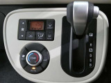 「AUTO」スイッチで車内の温度を一定に保ってくれるオートエアコン。快適装備の代名詞。もちろんマニュアル操作も可能ですよ