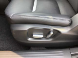 助手席も電動シート付いています。