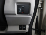 片側電動スライドドア。荷物で手が塞がる時など簡単にドアの開閉が出来ます。何より力いらずで開閉OK。女性やお年寄りにも優しい。電動機能はOFFにもできますから元気なお子様の駆け出しも安心。