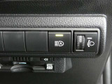 オートマチックハイビーム装備です。先行車や対向車のライトを認識し、ハイビームとロービームを自動で切り替える機能です。夜道の視界を確保します。詳細は販売店スタッフまでおたずねください。