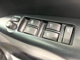 【電動格納ミラー】サイドミラーは電動格納式となっており、狭い駐車場でもキズがつくリスクを抑えられます。