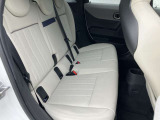 コンパクトで愛嬌のあるMINIで御座いますが、後席も意外と広く、シートは少し奥が下がっているため、ヘッドクリアランスも十分に確保されております。