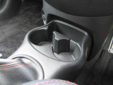 ドリンクホルダー★すぐ手が届く位置にドリンクホルダーを装備しています。運転中の水分補給もご安心です♪