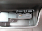 便利な充電用USBジャックも付いています。
