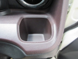 運転席側の手の届きやすい位置にドリンクホルダーが付いています。
