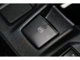 電動パーキングブレーキを採用。指で軽く引き上げればパーキングブレーキが掛かり、押すと解除ができます。