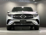 フロントグリル中央に大きく輝くスリーポインテッドスター。メルセデスベンツならではのステータスを強く感じる事ができます