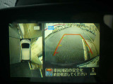 ☆全周囲カメラが駐車をアシスト☆4つの高解像度カメラで車の周囲を撮影!見えにくい死角の駐停車も驚く程に楽々です。バックカメラは、車庫入れの時は勿論、後方の安全確認もできて安心です♪
