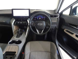 革巻きステアリングで快適な操作性の運転席です。