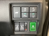 両側電動スライドドアは運転席から操作ができるよう、操作スイッチが付いています。Hondaセンシング用のVSA(ABS+TCS+横滑り抑制)解除と路外逸脱抑制機能などのスイッチもあります。