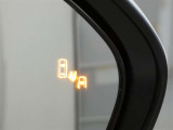 ブラインドスポットモニター装備。隣車線を走る車両を検知。ドアミラーでは確認しにくい後方、側方エリアに存在する車両や急接近してくる車両も検知しドアミラーに搭載されたLEDインジケーターが点灯します。