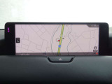大型ワイドセンターディスプレイ。高精細な地図表示で視認性に優れ、運転中でも瞬時にルートを確認可能。先進的なインフォテインメントが快適でストレスのないドライブをサポートします。