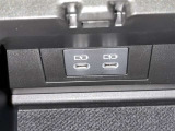 充電用USB端子付き。スマートフォンなどの充電に便利です。