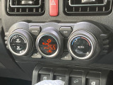 【オートエアコン】一度お好みの温度に設定すれば、車内の温度を検知し風量や温度を自動で調整。暑い&hellip;寒い&hellip;と何度もスイッチ操作をする必要はありません。快適な車内空間には必須の機能ですね♪