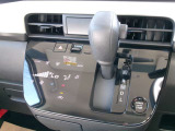 操作しやすいシフトレバーとタッチ式エアコンパネルで運転も楽々です。