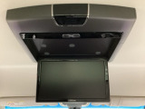 天井にリア席モニター(社外品)が付いています。ナビゲーション(社外品)で再生しているDVD等の映像を、後部座席の方にご覧いただくことができます。お子様にも大人気です。