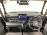 【前方視界】開放的な前方視界!運転がしやすく疲れにくいです♪窓が大きく、見通しがとっても良いおクルマですよ♪