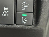 【HondaSENSING:路外逸脱抑制機能】約60km/h以上で走行中、システムが車線を検知。ディスプレー表示とステアリング振動で注意を促すと共に、車線内へ戻るようステアリング操作を支援します。