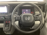 【ハンドル】運転にかかわる様々な操作を安全に行えるように視点移動が少なく操作性に配慮されたスイッチ類が凝縮されたコックピットです。