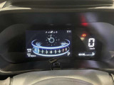 スタイリッシュなデザインのインパネ。各操作スイッチは使いやすい位置に配置されてます。
