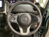 ハンドルにHondaセンシング系のクルーズコントロールやレーンキープアシストなどのスイッチと、オーディオの操作スイッチが装備されています。ハンドルから手を離さず安全に操作できます。