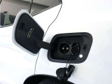 急速充電器は、外出先の公共の充電ステーションでご利用いただけます。CHAdeMOに対応し、短時間で急速充電!150kWの急速充電器を使用した場合、充電率10%から80%まで、約32分で充電できます。
