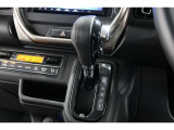 インパネシフトだから視線の移動も少なく足元もスッキリ♪運転席もゆったりしているのでゆとりを持ってドライブできますね!