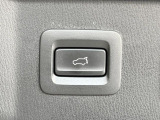【パワーバックドア】スマートキーや運転席のボタンを押すだけでリアゲートが自動で開閉します!荷物を持っている時や、高い位置にあるバックドアを閉める際に便利な機能です♪