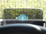 ヘッドアップディスプレイには、現在の速度や制限速度などが表示されるため、目線を前方から外すことなく運転に集中することができます!