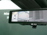 インテリジェント・ルームミラー。ルームミラーに、リヤカメラの車両後方映像を表示。世界初の新技術で、荷物や人で見えづらかった後方視界がクリアに!